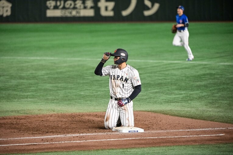 プレミア12決勝戦、栗原の痛烈な打球に帰塁が間に合わず、併殺となって呆然とする森下翔太　©Nanae Suzuki