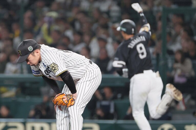 日本シリーズ第5戦。8回表、柳田悠岐のツーランホームランで同点に。石井大智が失点したのは57試合ぶりだった ／ photograph by JIJI PRESS