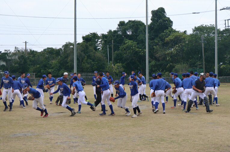 センバツのベンチ入りメンバーは全員地元・沖縄県出身だというエナジックスポーツ高等学院。その意外な校風とは？　©Fumi Sawai