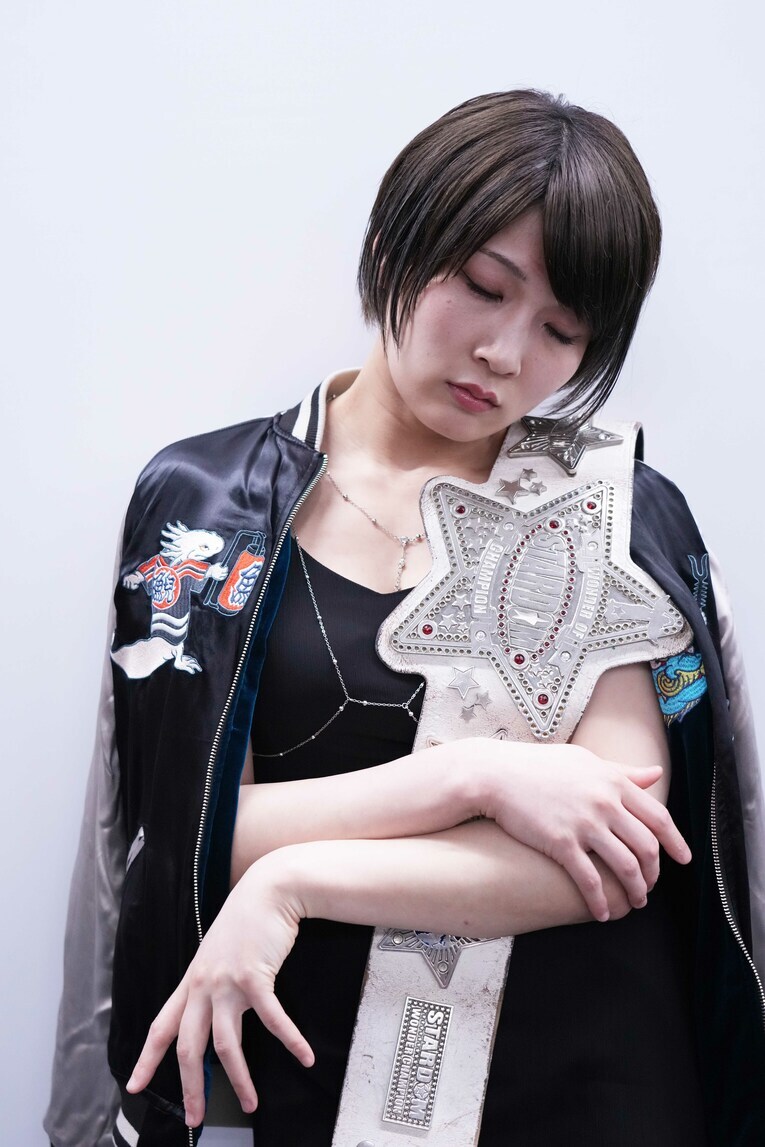 スターダムの白いベルトを保持する安納サオリ　©Essei Hara