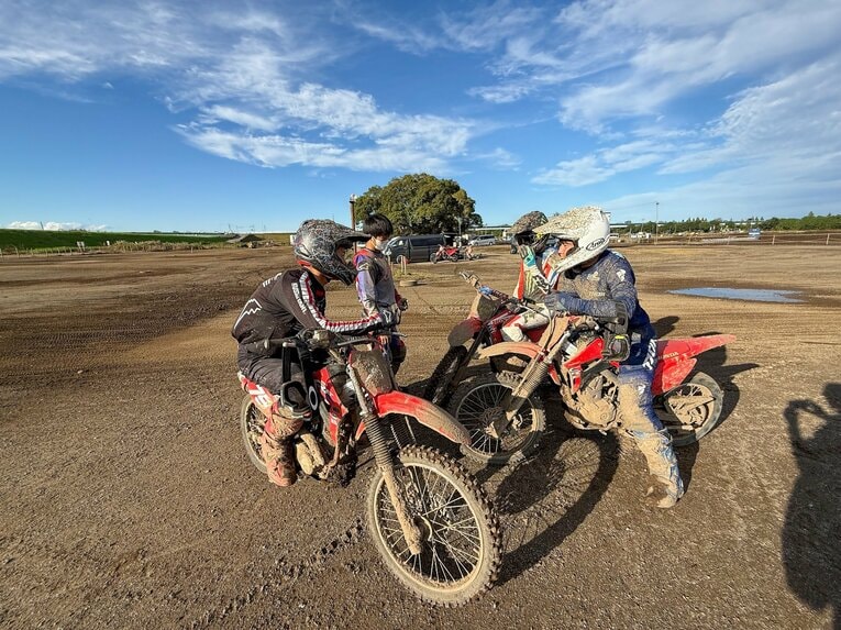 どこに行っても小椋のもとには若いライダーが集まってくる　©Satoshi Endo
