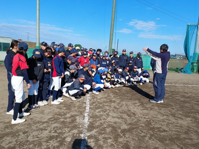 地元の小学生向けに野球教室を行う仙台一高野球部ナイン　©NumberWeb