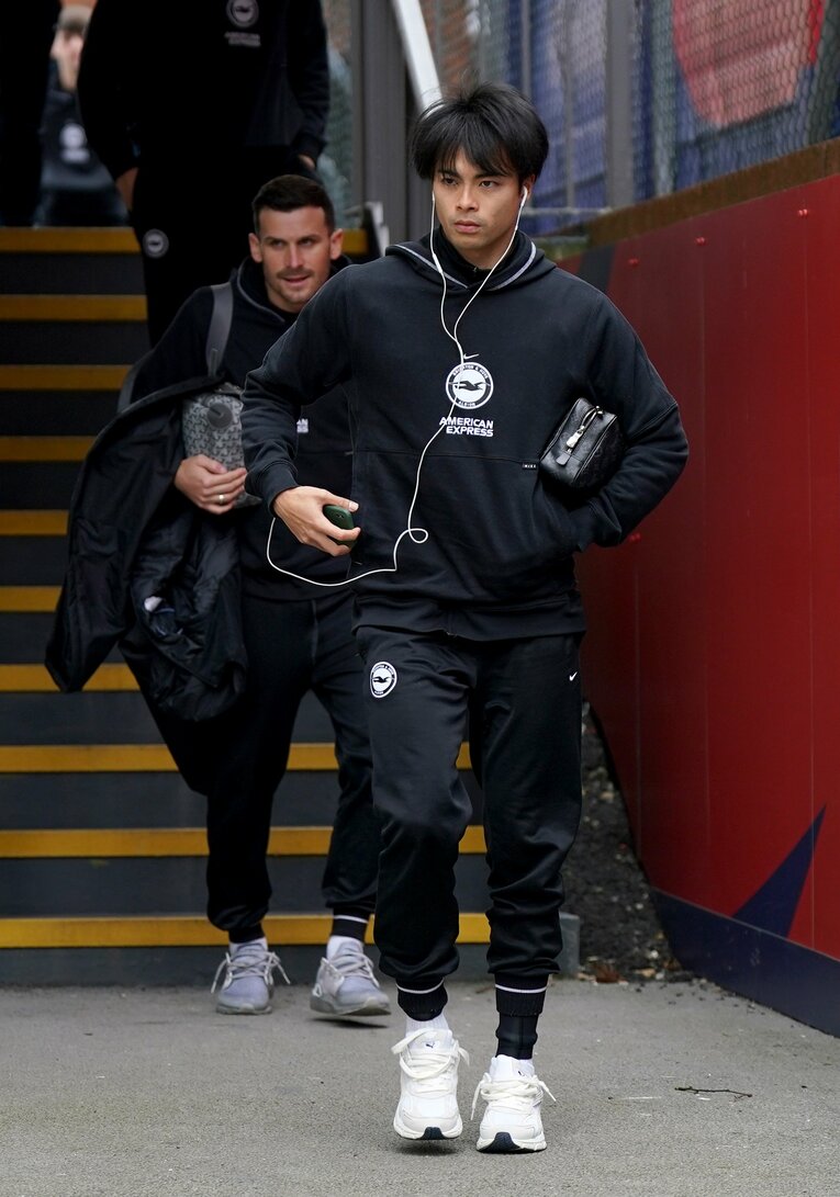 クリスタルパレス戦当日。セルハースト・パークに到着した三笘　©AFLO