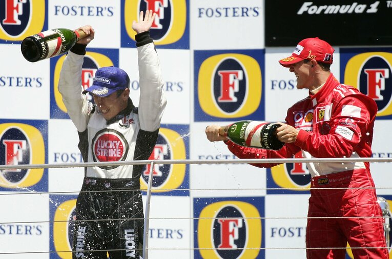 04年、佐藤琢磨にシャンパンを浴びせるシューマッハ　©Getty Images