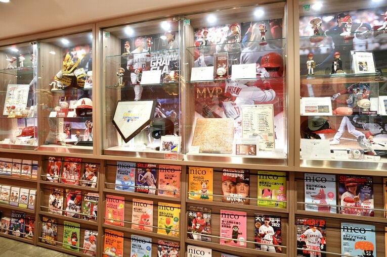 大谷の“ショールーム”と化している待合室の一角。歯科医院向けの治療説明用専門誌と大谷表紙の雑誌の組み合わせが斬新　©Takashi Shimizu