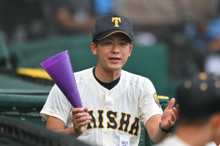 昨夏の甲子園でベスト8に導いた大社・石飛文太監督 ／ photograph by Hideki Sugiyama