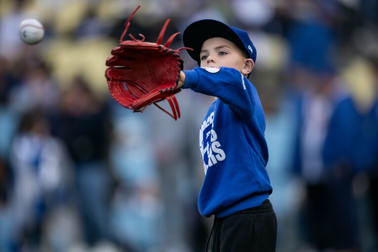 【“大谷とおともだち”長男チャーリー君とフリーマンの始球式】（全10枚中の5枚目）　©Nanae Suzuki