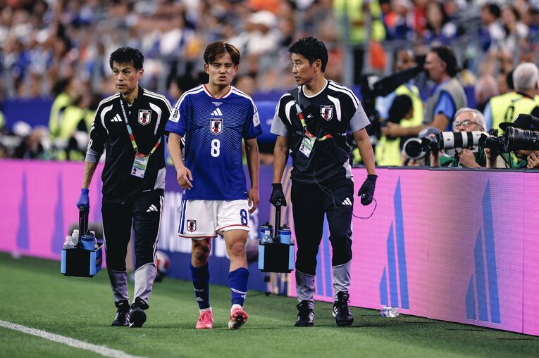 テレビに映らない日本代表vsオランダ撮影写真。久保が負傷した一部始終（写真は右に続きます）　©Kiichi Matsumoto/JMPA