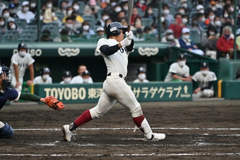 豪快な本塁打を放つ大阪桐蔭・谷口　©Hideki Sugiyama