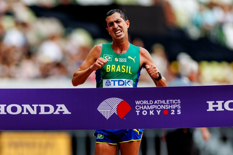 世界陸上男子20km競歩で金メダルに輝いたカイオ・ボンフィム。しかし本来はあるはずの左手薬指には結婚指輪がなかった ／ photograph by Kiichi Matsumoto