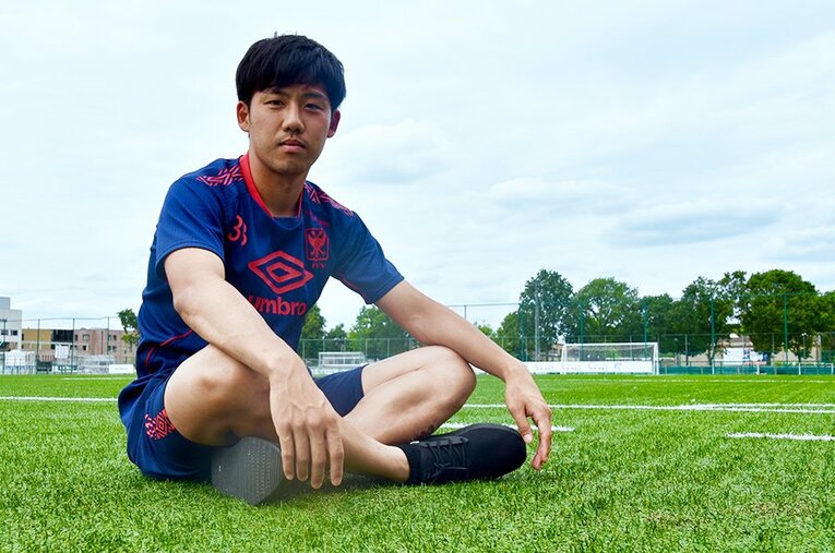 ベルギーでインタビューに応じてくれた遠藤航。言葉の節々に日本代表、海外組としての自覚を感じさせる。 ／ photograph by Atsushi Iio