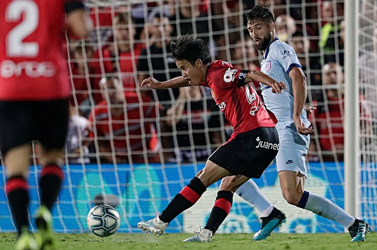 アトレティコ・マドリー戦ではポスト直撃のシュートを放った久保建英。公式戦初ゴールがレアル相手なら、これほどまでに分かりやすいアピールはない。 ／ photograph by Getty Images