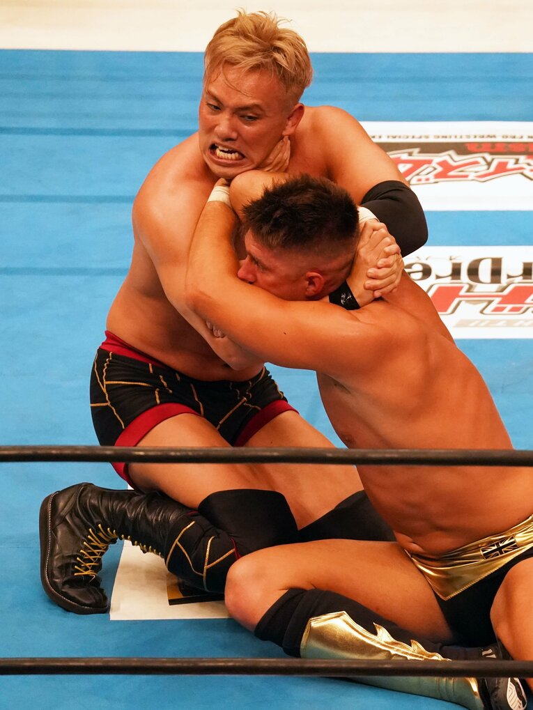 オカダ・カズチカvsザック・セイバーJr.　©Essei Hara