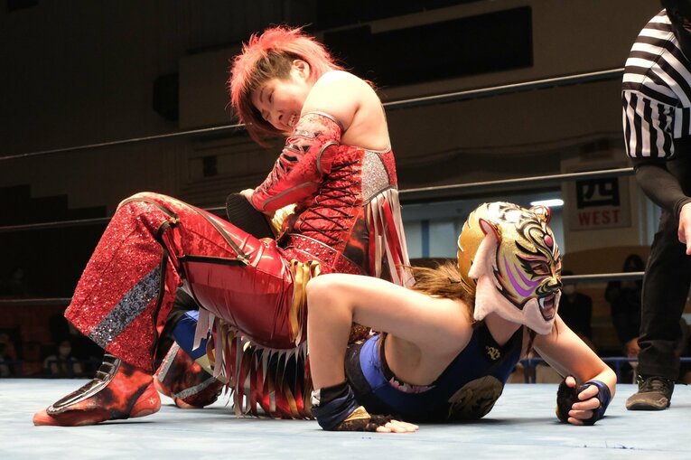 彩羽のサソリ固めに苦しむクイーン