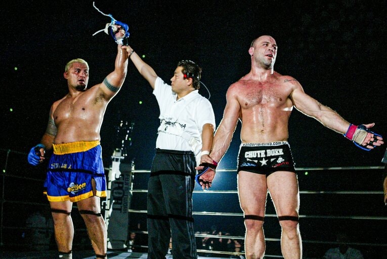 判定に不満げなヴァンダレイ・シウバと申し訳なさそうなマーク・ハント　©Susumu Nagao