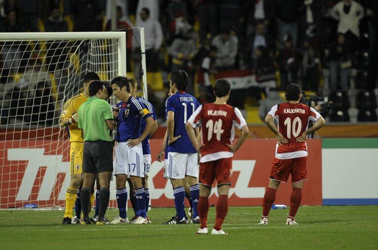 長谷部誠らが主審に詰め寄ったものの、判定は覆らず　©Takuya Sugiyama