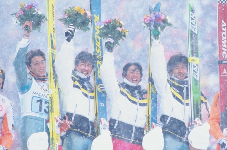 長野五輪で金メダルを獲得したスキージャンプ団体戦のメンバー。左から船木和喜、原田雅彦、岡部孝信、斎藤浩哉 ／ photograph by JMPA