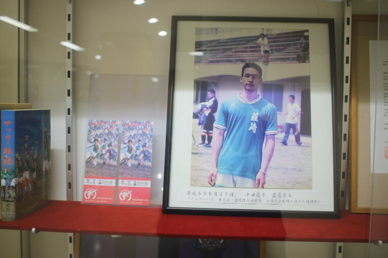 学校には当時の姿やセリエAのユニフォームなど、中田グッズがたくさん飾られている