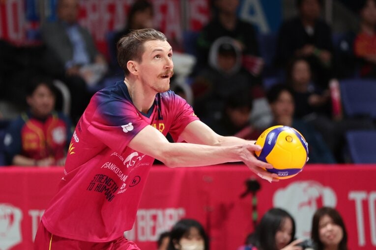 身長208cmを生かしたアタックが武器のマチェイ・ムザイ（30歳／東京グレートベアーズ）©︎SV.LEAGUE