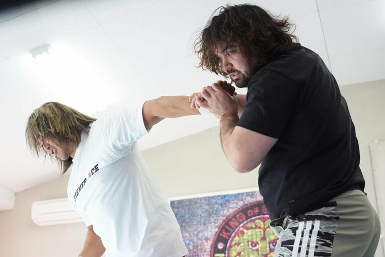 棚橋弘至のリストを取るウルフアロン　©Essei Hara