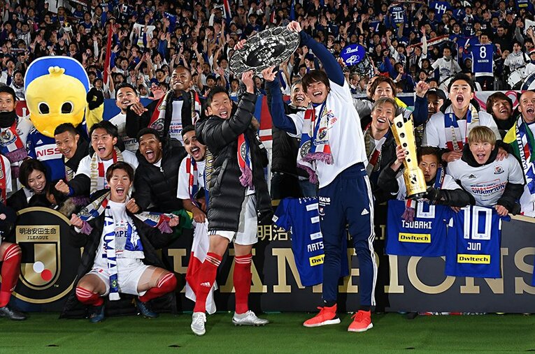 ボランチでコンビを組んだ喜田とともにシャーレを掲げた扇原。怪我から始まったプロ生活、10年目でようやく初タイトルを掴んだ。 ／ photograph by Getty Images