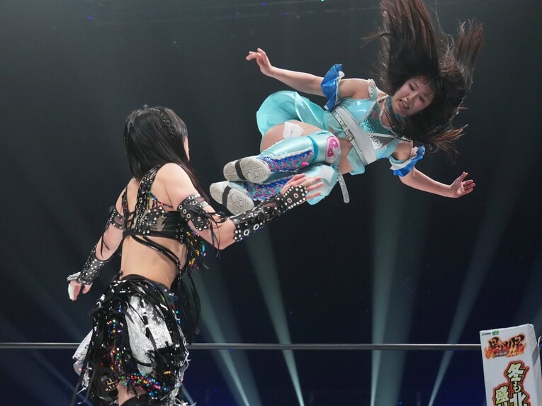 上谷沙弥にミサイルキックを浴びせる玖麗さやか　©Essei Hara