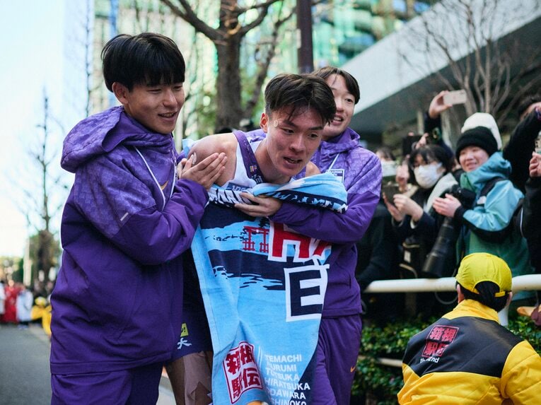 走り切った佐藤を山川と帰山が迎える　©Yuki Suenaga