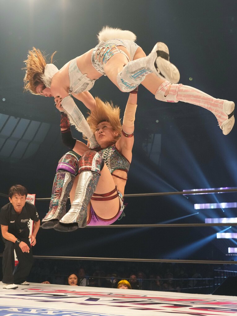 朱里は岩谷麻優のボディにヒザを突き刺す　©Essei Hara