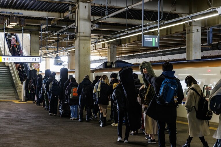 ガーラ湯沢駅のホーム。スキー、スノボをしにきた若者たちでにぎわっていた