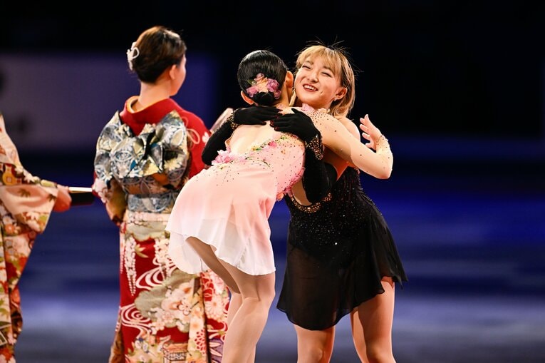 NHK杯銀メダルの千葉百音とハグする坂本花織　©︎Asami Enomoto