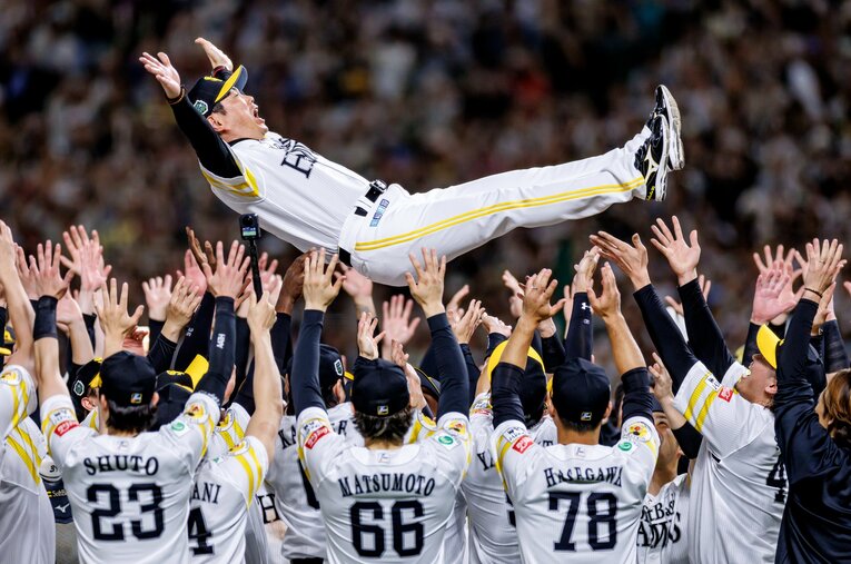 日本シリーズ4連勝で2年連続日本一となった福岡ソフトバンクホークス。その強さの秘密とは… ／ photograph by Kiichi Matsumoto