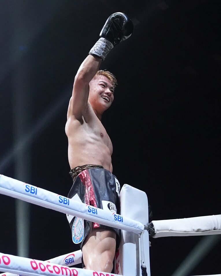観客にアピールする吉良大弥　©Lemino/SECOND CAREER/NAOKI FUKUDA