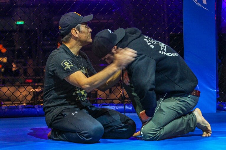 2014年12月23日、クロンのMMAデビュー当日。試合前にアップをするヒクソンとクロン　©Susumu Nagao　