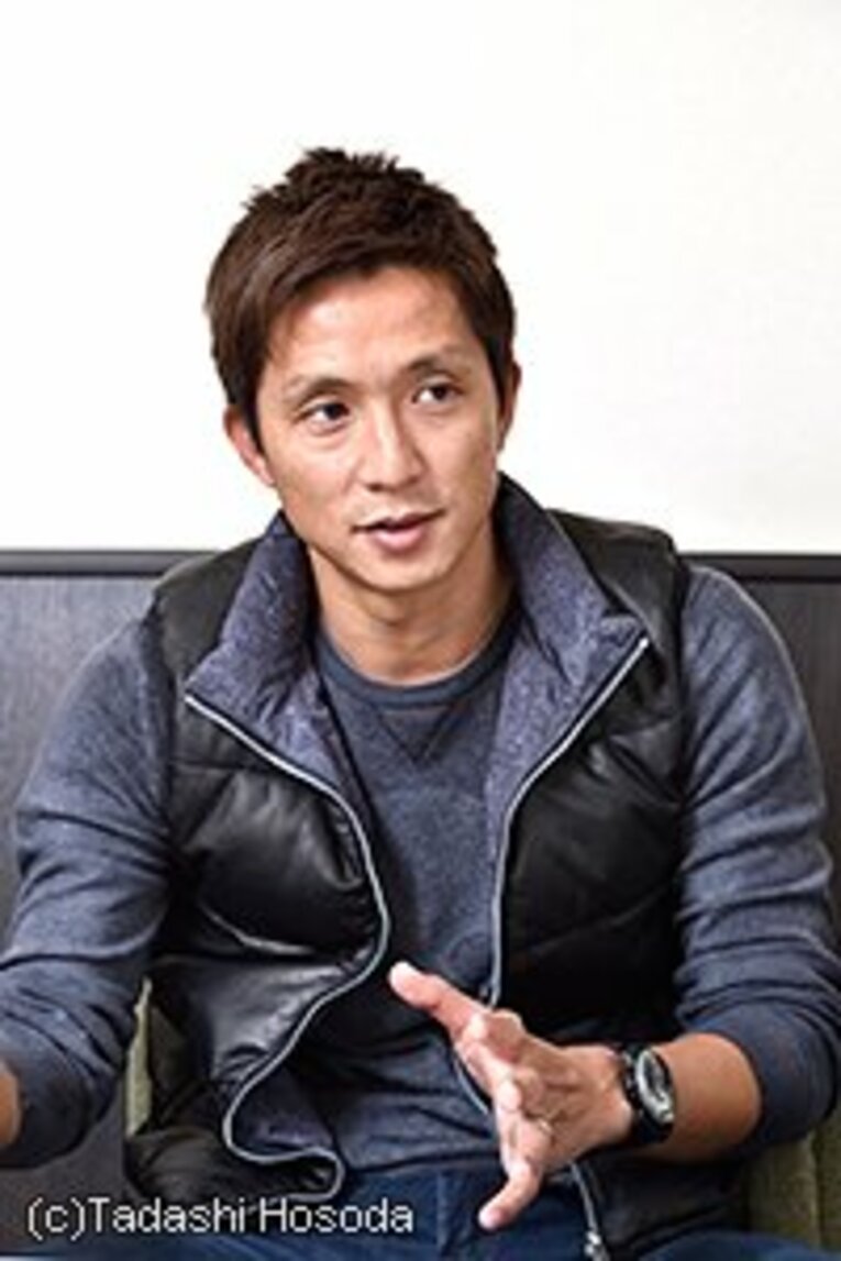 1976年9月1日、愛媛県生まれ。現役時代はジュビロ磐田で3度のJリーグ制覇に貢献。Jリーグベストイレブンにも4度選出。日本代表として'02年日韓、'06年ドイツとW杯2大会に出場。現在はサッカー解説者。