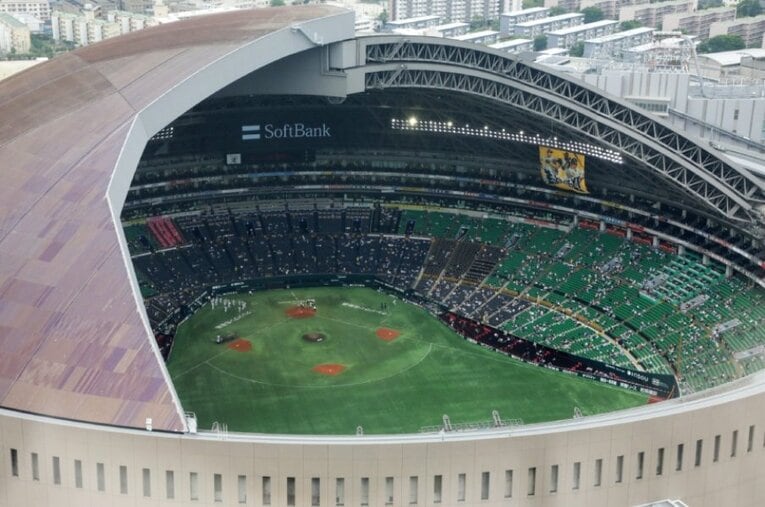 プロ野球は今季、3年ぶりに観客の人数制限を設けていない。しかし客入りは「コロナ以前」に戻っていない ／ photograph by JIJI PRESS