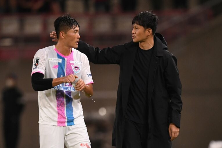 ファン・ソッコと意思疎通を図る川井監督。ピッチ上以外にもミーティングでも興味深い試みをしているようだ　©Masashi Hara/Getty Images