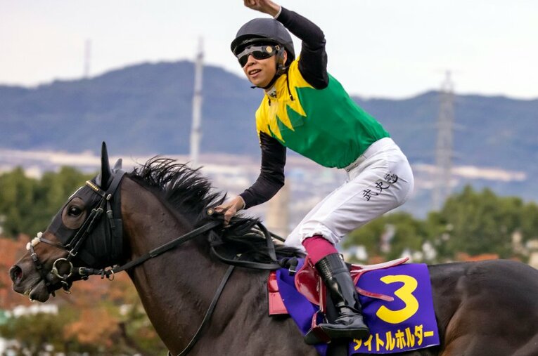 菊花賞を逃げ切りで制したタイトルホルダーと横山武史 ／ photograph by Photostud
