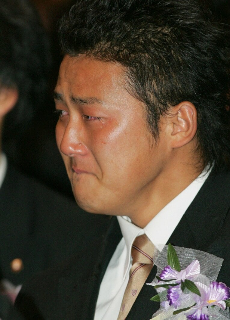 大阪桐蔭の卒業式で涙する中田翔（2008年）　©JIJI PRESS