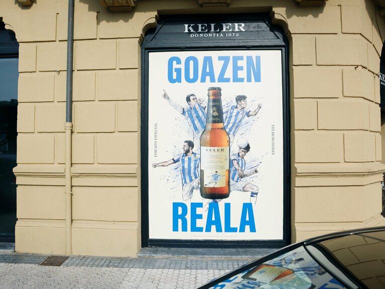 街角にはソシエダの選手たちが描かれたビールの宣伝ポスターが。久保の姿も　©Daisuke Nakashima