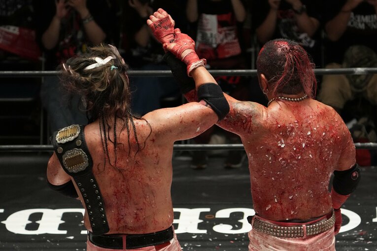 戦いを終えた両者の背中　©Masashi Hara