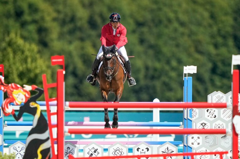 パリ五輪、相棒の「グラフトンストリート」と人馬一体の飛越を見せる大岩義明 ／ photograph by AFLO