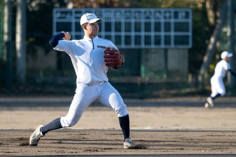 ひときわ鋭い送球を見せる森井　©Takashi Shimizu