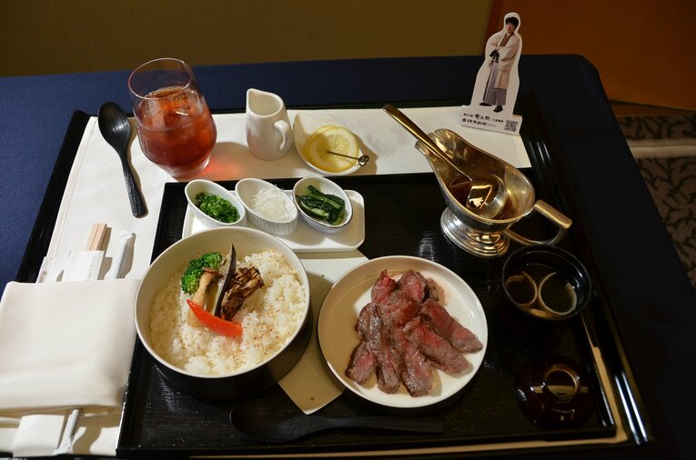 藤井が頼んだステーキ重　©日本将棋連盟