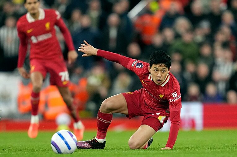 円熟の守備でリバプールのプレミア優勝に貢献した遠藤航。同僚・ファンからの評価は？　©AP/AFLO