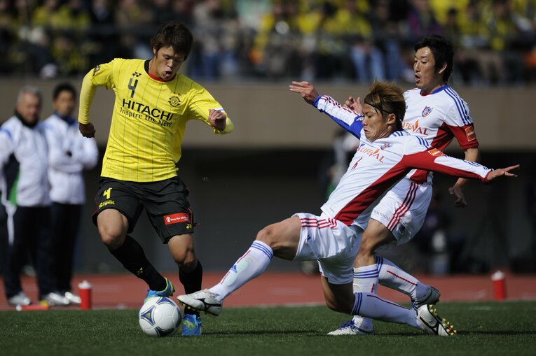 柏レイソル・酒井宏樹（左）のボールを奪いにいくFC東京・太田宏介（2012年）©︎Takuya Sugiyama