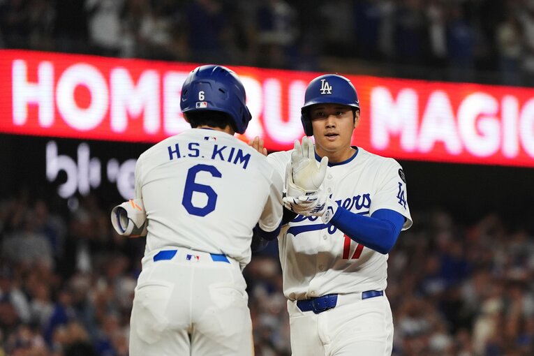 15号本塁打を放った大谷を出迎えるキム・ヘソン　©︎Shizuka Minami