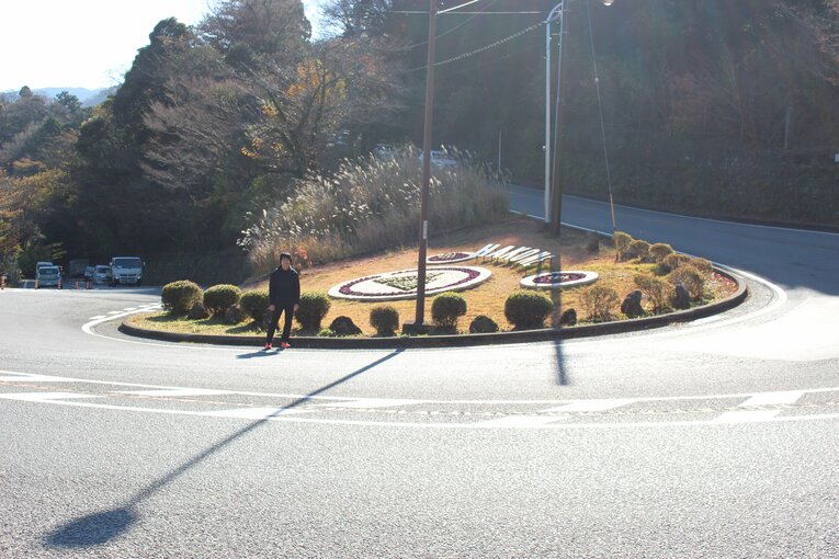 大平台のヘアピンカーブに佇む筆者　©Number Web