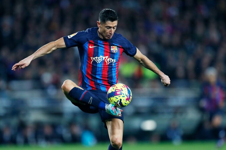 「バルサがメッシ退団後初のリーガ制覇」間近なクラシコの“喜びと憎しみ、一瞬のリスペクト”を撮った「18歳ガビが倒れたレアルDFを…」(25)