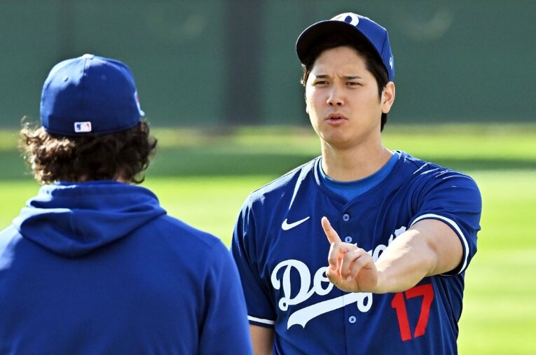 キャンプでチームメイトと積極的にコミュニケーションをとる大谷翔平。新天地ドジャースでも自然体のままチームに溶け込んでいる ／ photograph by JIJI PRESS