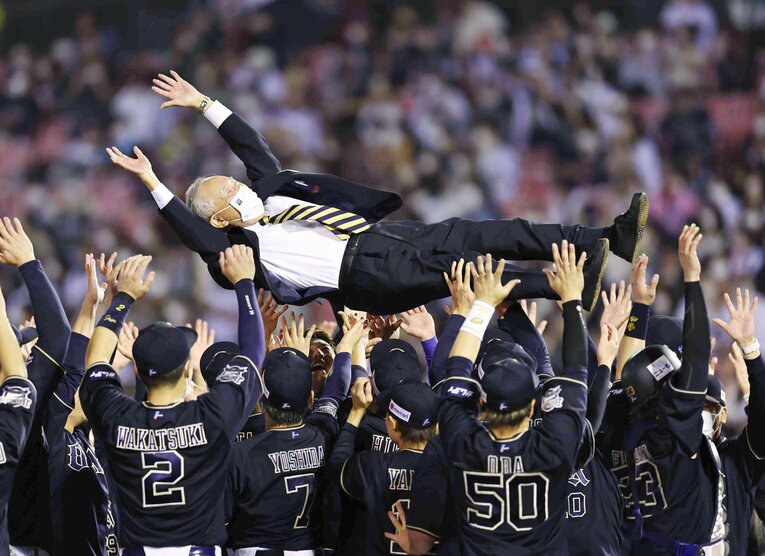 2022年、オーナーとして最終年の秋、2年連続となるリーグ優勝の胴上げをされた宮内前オーナー　©JIJI PRESS